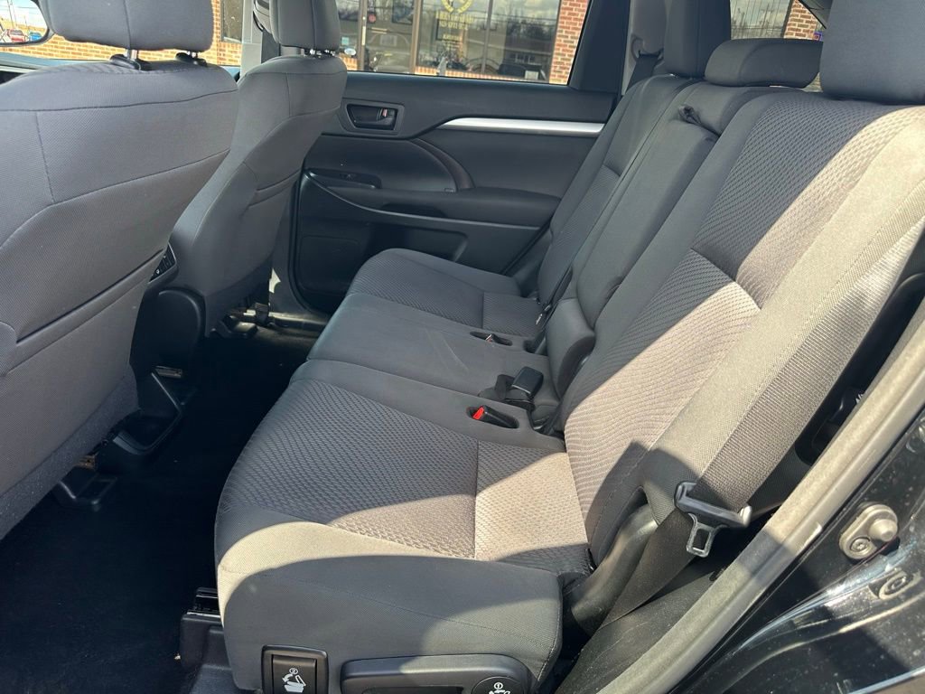 Used 2017 Toyota Highlander LE w/ Carpet Mat Package AWD/4WD image 16