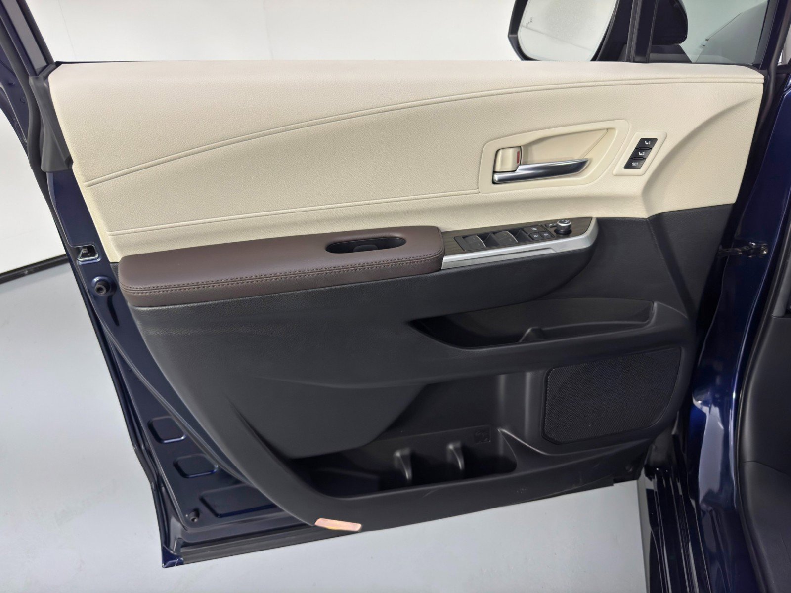 Used 2024 Toyota Sienna Platinum image 47