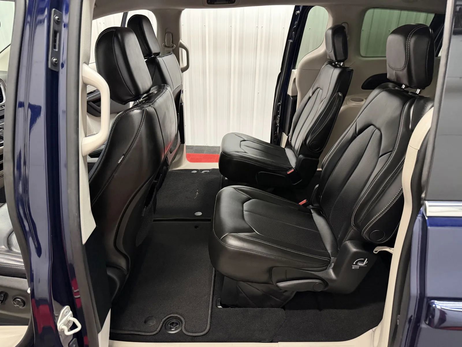 Used 2020 Chrysler Voyager Lxi FWD image 38