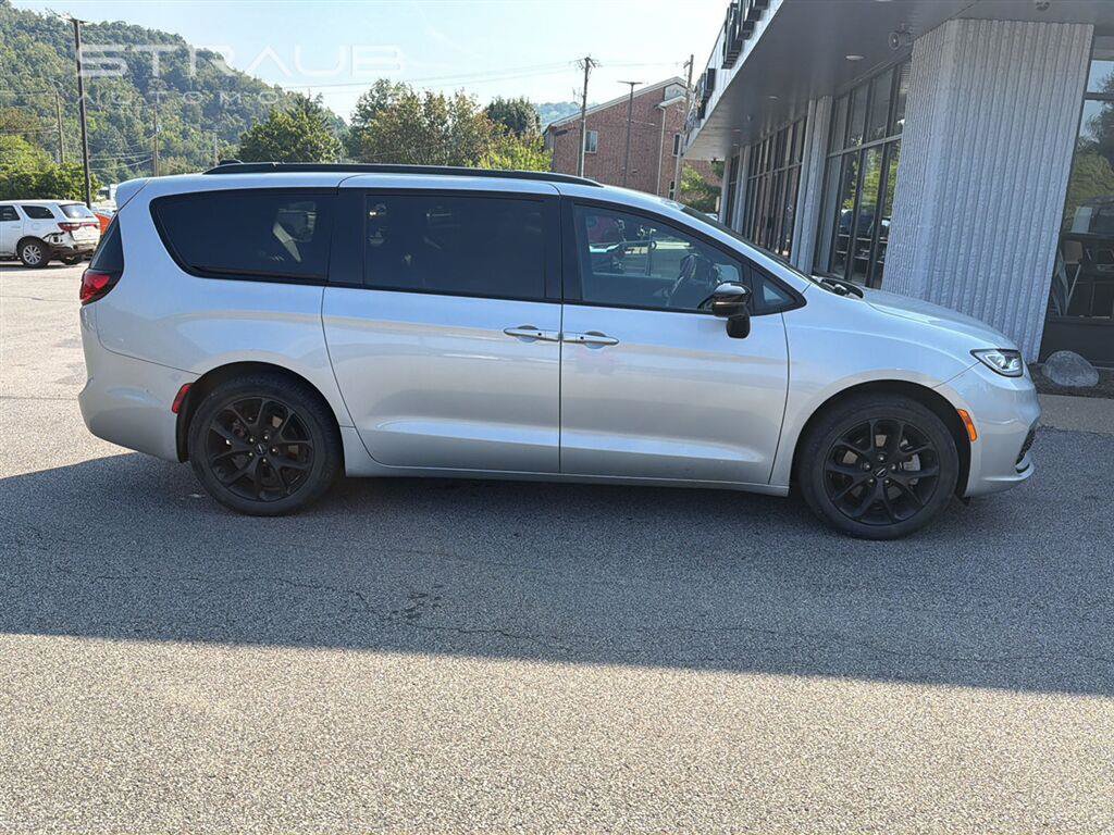 Used 2024 Chrysler Pacifica Touring-L w/ S Appearance Package AWD/4WD image 4