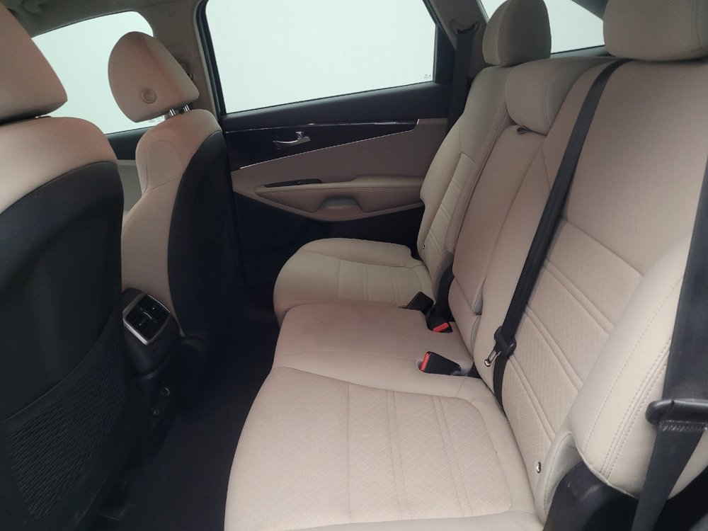 Used 2019 Kia Sorento LX w/ LX Convenience Package image 18
