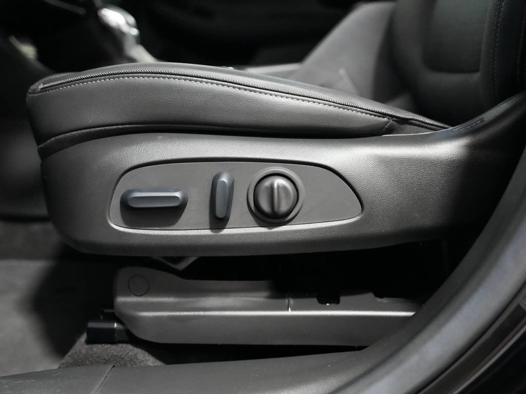 Used 2023 Buick Encore GX Select w/ Sport Touring Package AWD/4WD image 31