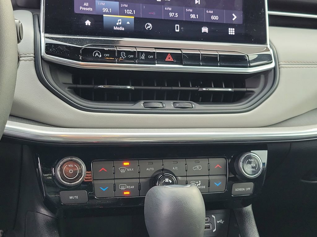 Used 2023 Jeep Compass Limited image 28