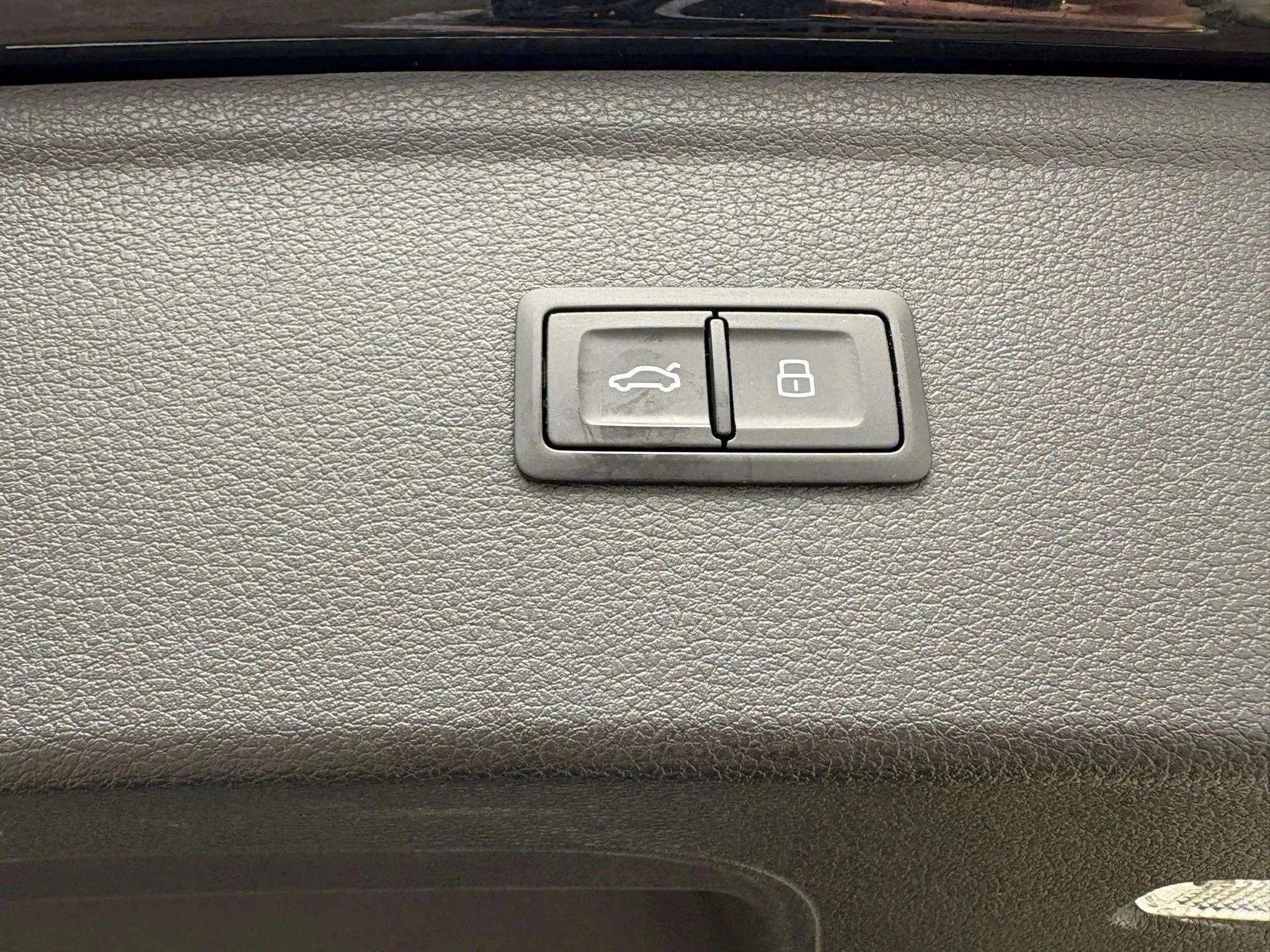 Used 2018 Audi SQ5 Premium Plus w/ Navigation Package image 21