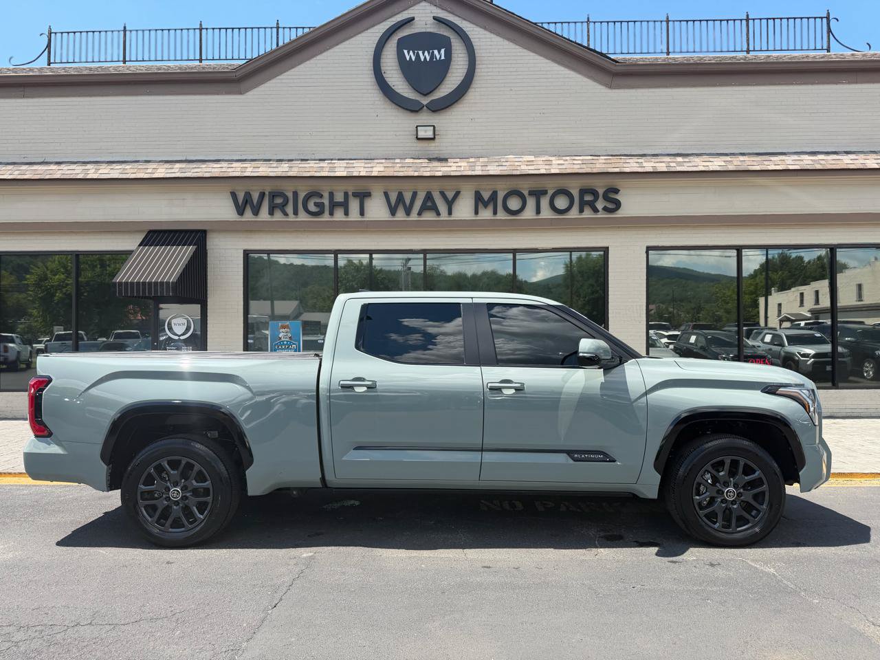Used 2024 Toyota Tundra Platinum AWD/4WD image 2