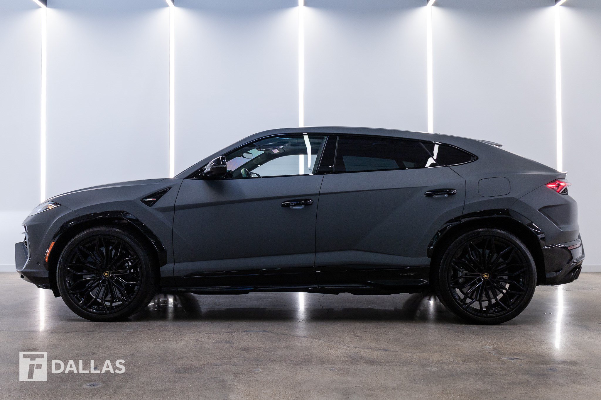 Used 2025 Lamborghini Urus SE AWD/4WD image 1