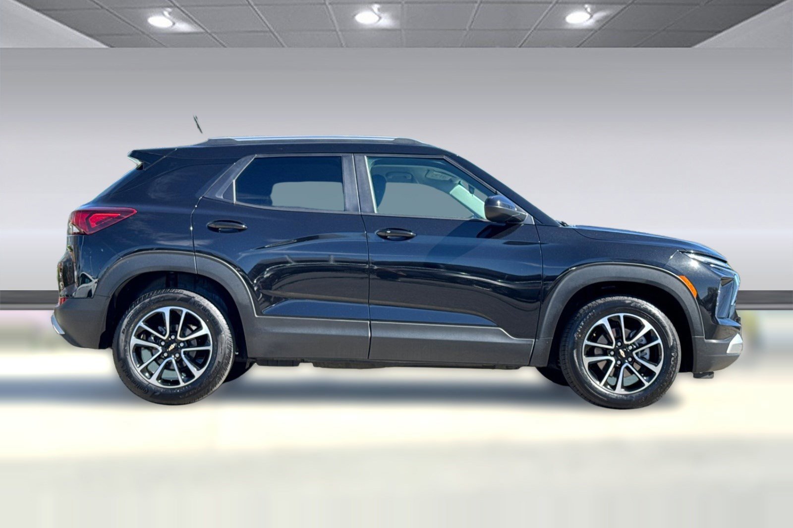 Used 2025 Chevrolet TrailBlazer LT image 2