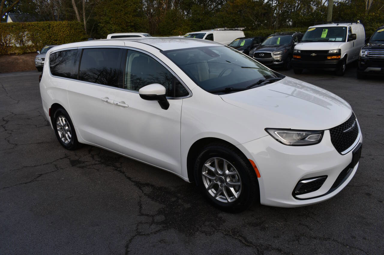 Used 2023 Chrysler Pacifica Touring-L image 39