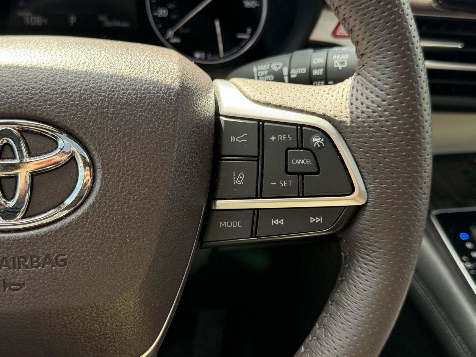 Used 2024 Toyota Sienna Platinum AWD/4WD image 23