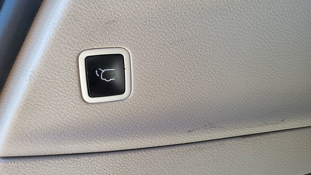Used 2024 Chrysler Pacifica Select image 13