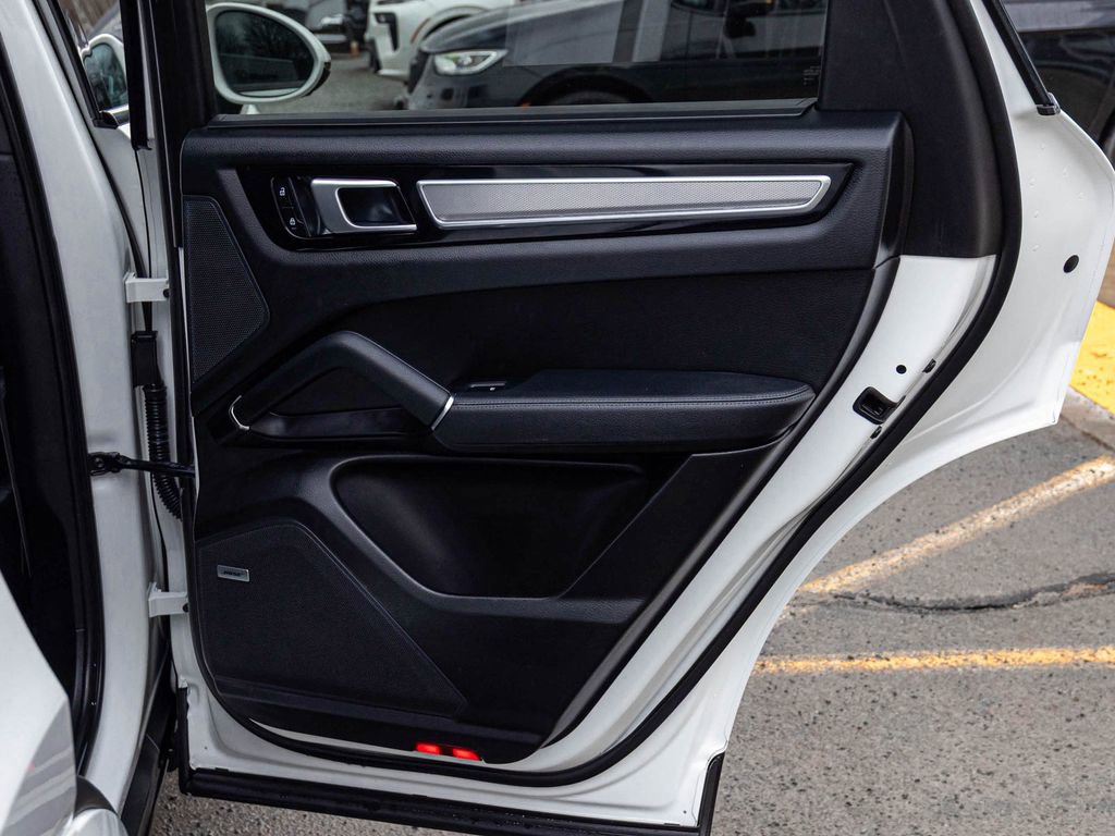 Used 2023 Porsche Cayenne Platinum Edition image 15