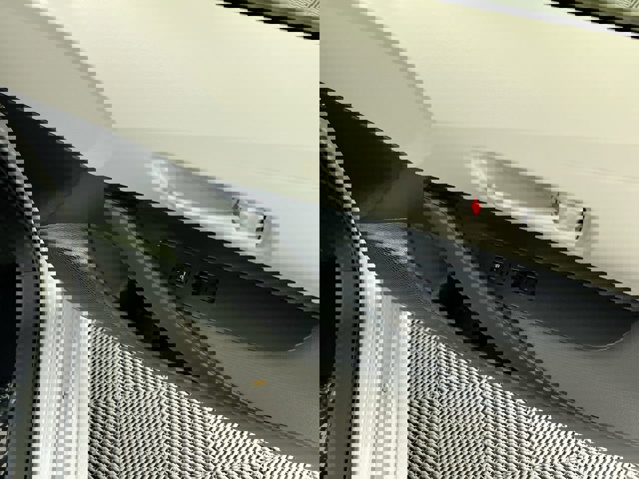 Used 2025 Toyota Corolla LE image 30