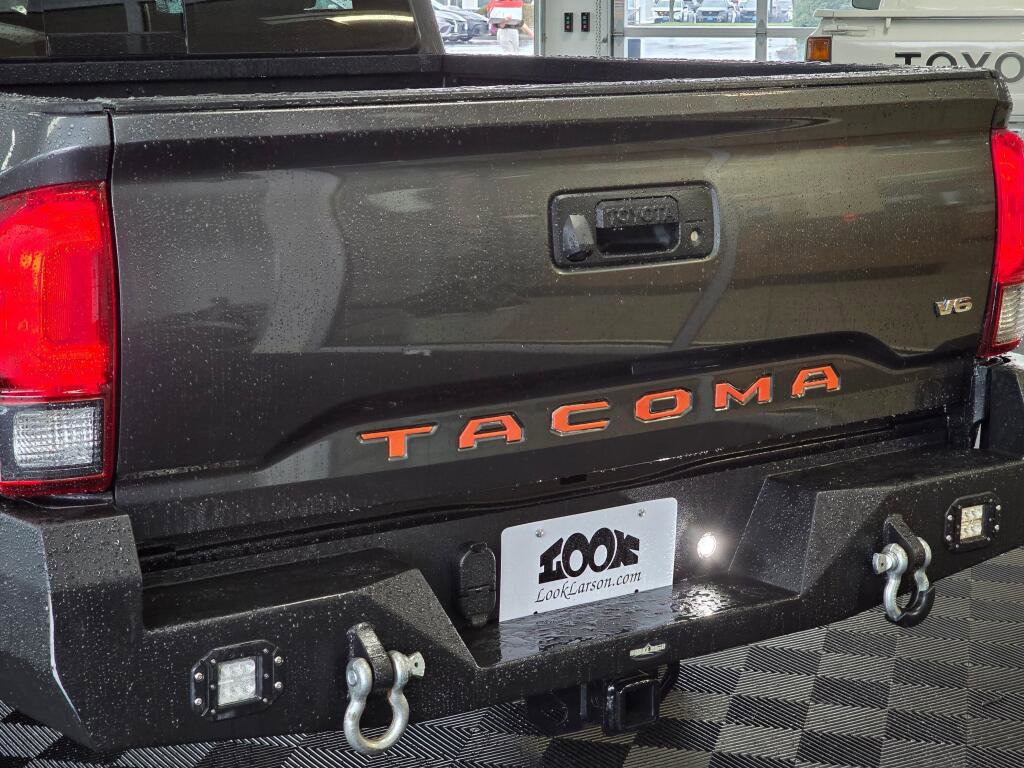 Used 2019 Toyota Tacoma TRD Sport image 2