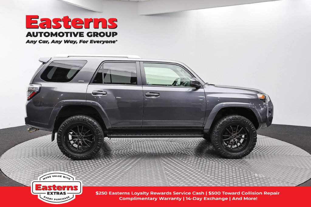 Used 2017 Toyota 4Runner SR5 AWD/4WD image 5