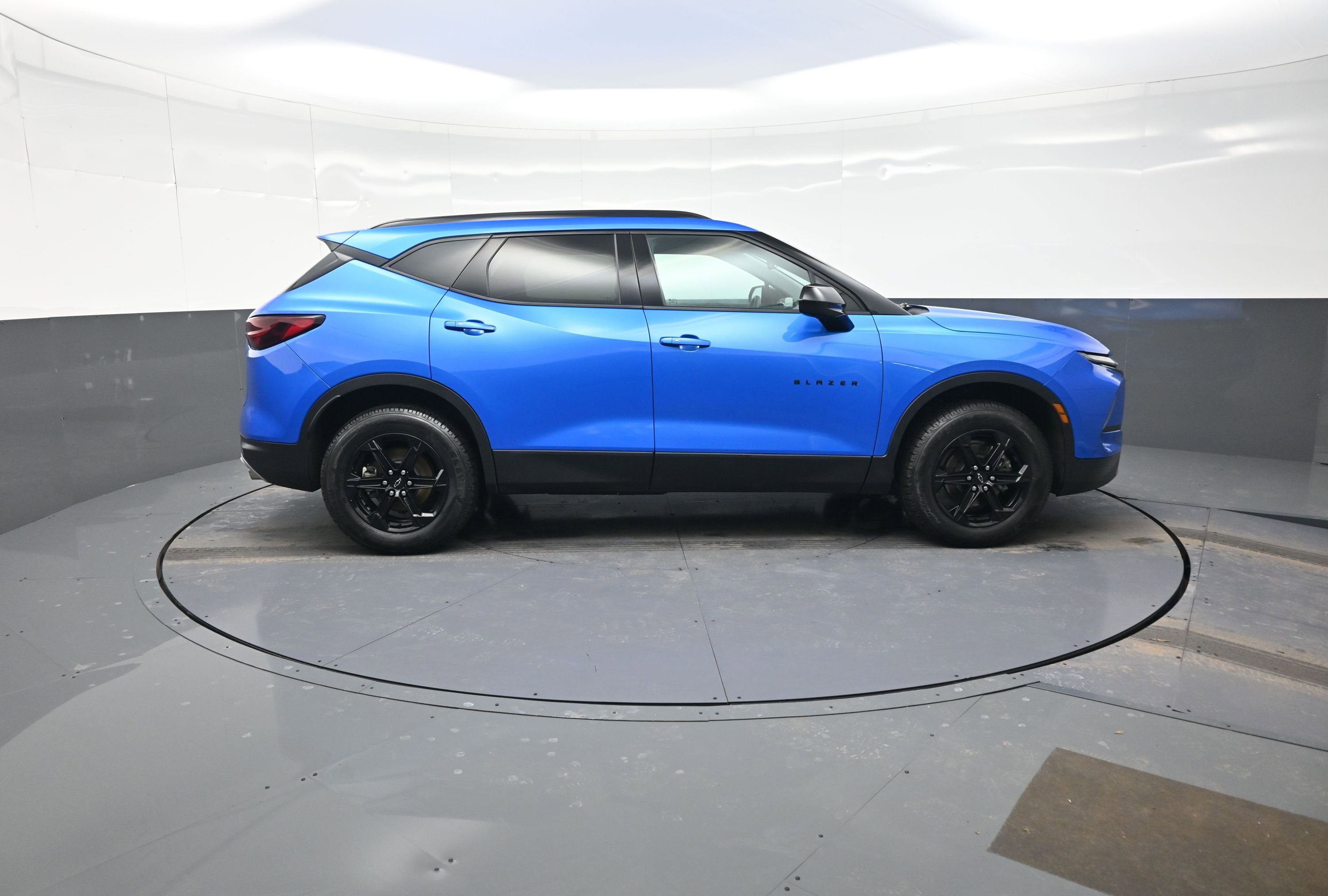 Used 2025 Chevrolet Blazer LT w/ Midnight/Sport Edition image 2