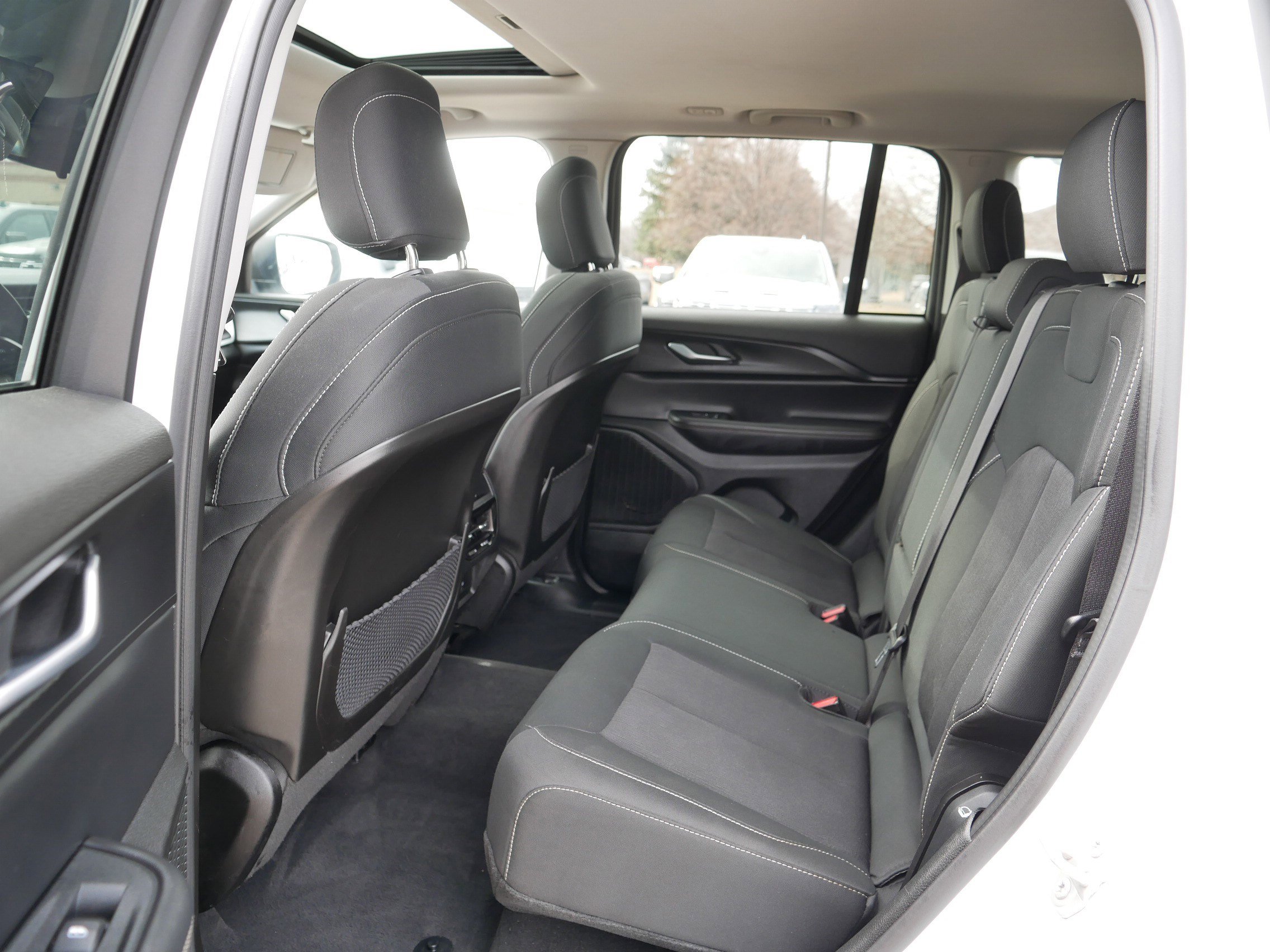 Used 2023 Jeep Grand Cherokee Laredo image 34