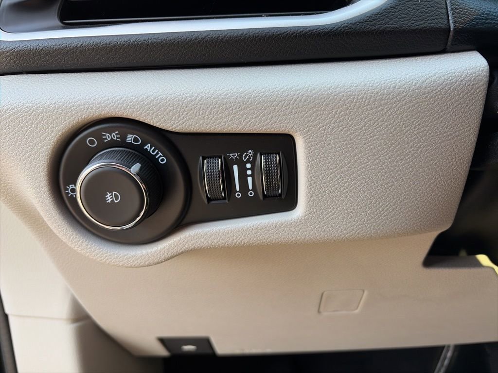 Used 2024 Chrysler Pacifica Touring-L image 16