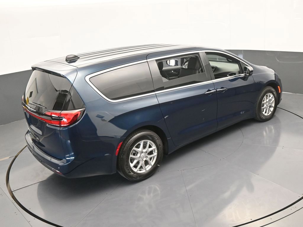 Used 2025 Chrysler Pacifica Select image 45