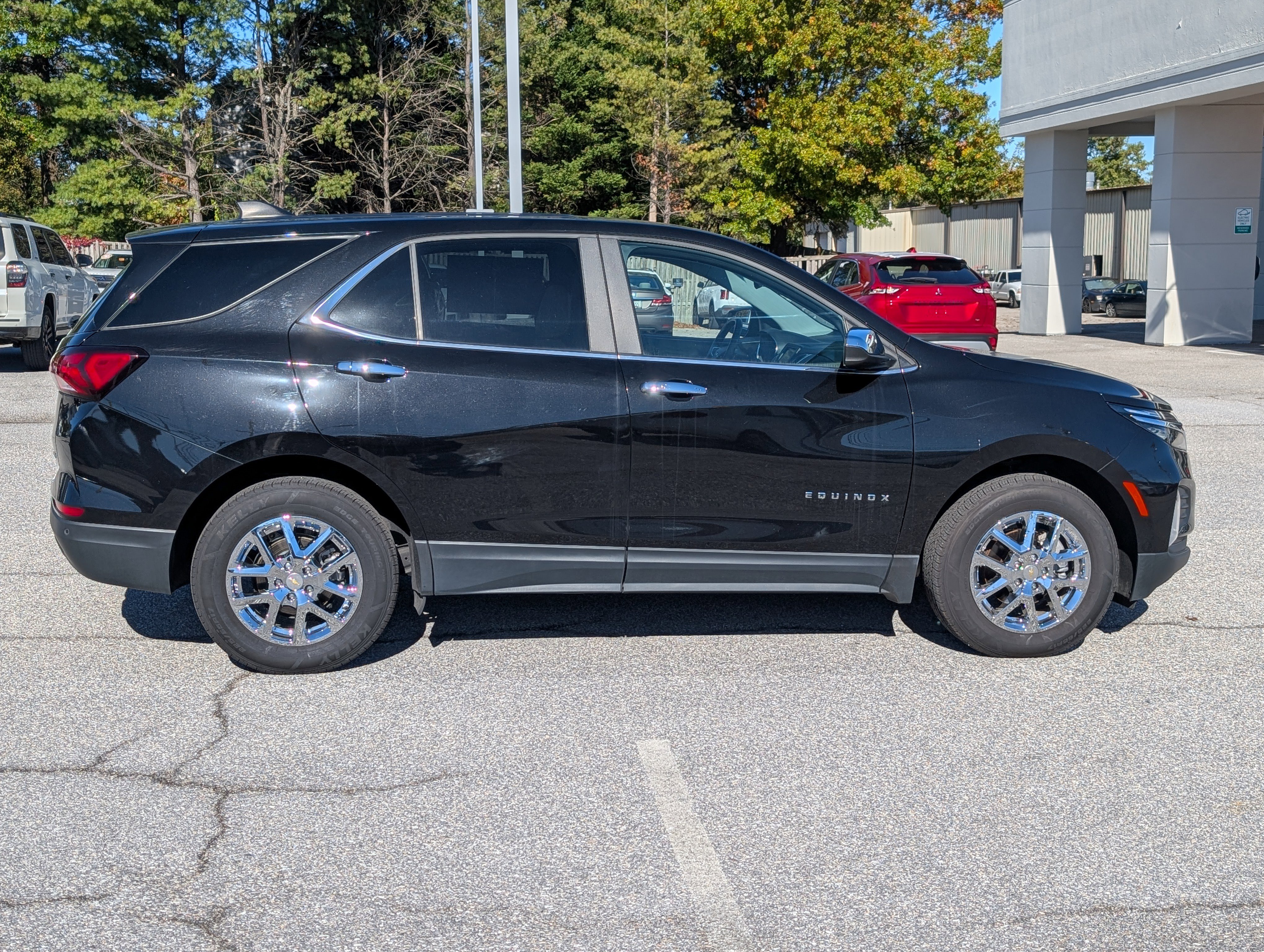Used 2022 Chevrolet Equinox LT w/ Driver Convenience Package image 2