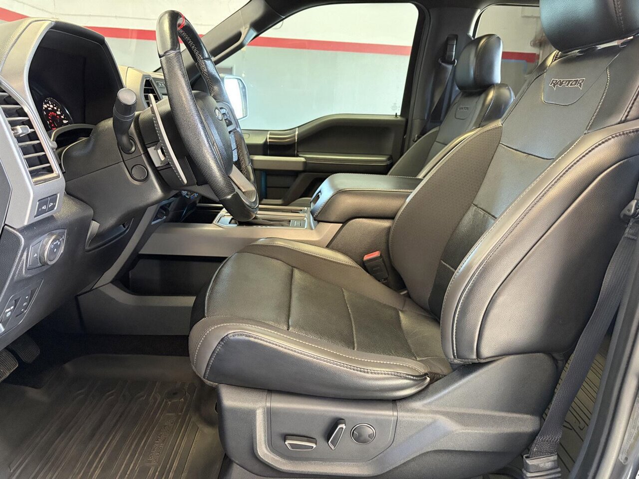 Used 2019 Ford F150 Raptor w/ Equipment Group 802A Luxury AWD/4WD image 2