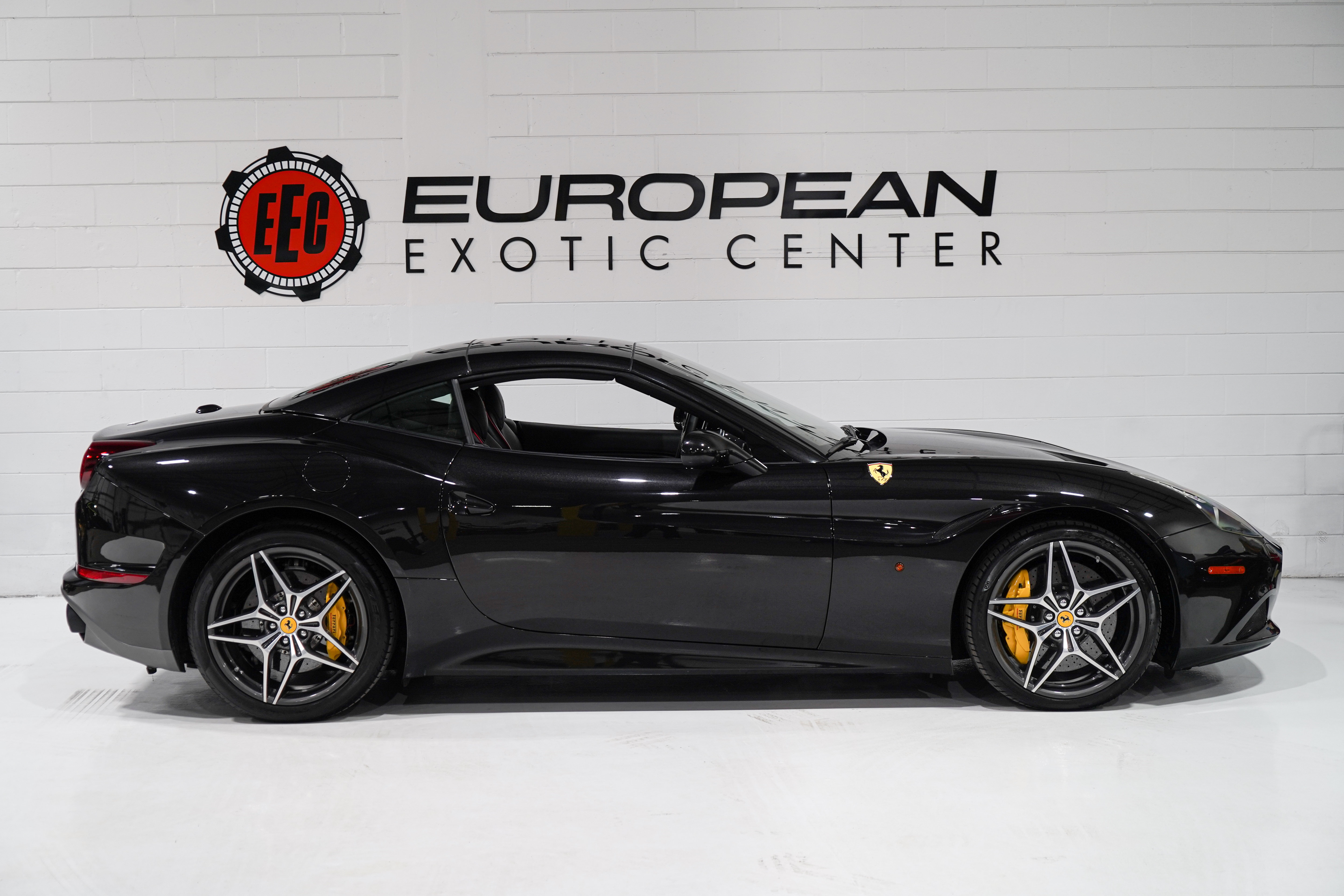 Used 2016 Ferrari California T RWD image 8