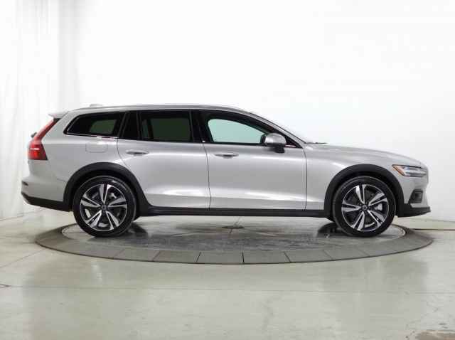 Certified 2025 Volvo V60 B5 Cross Country Plus image 11