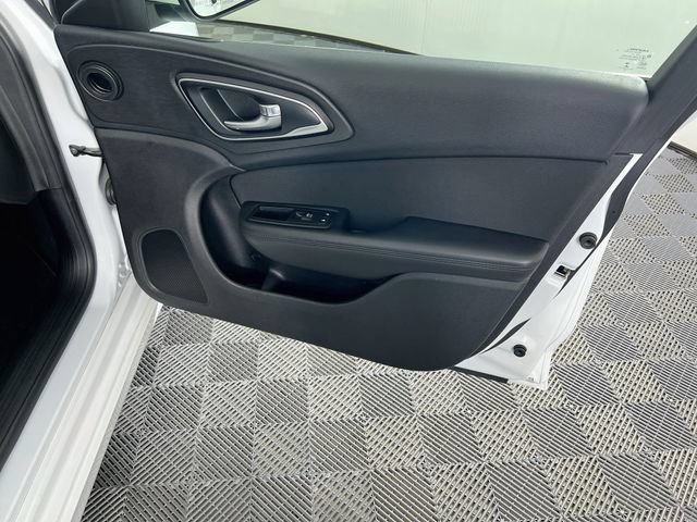 Used 2016 Chrysler 200 Limited FWD image 29