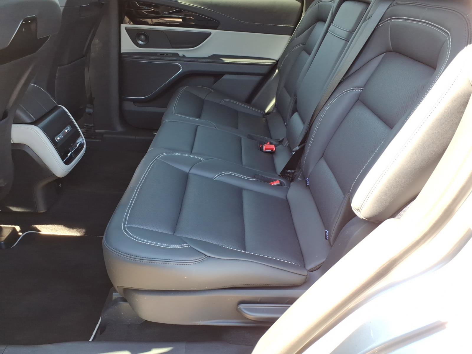 Used 2025 Lincoln Nautilus Premier w/ Equipment Group 102A AWD/4WD image 11