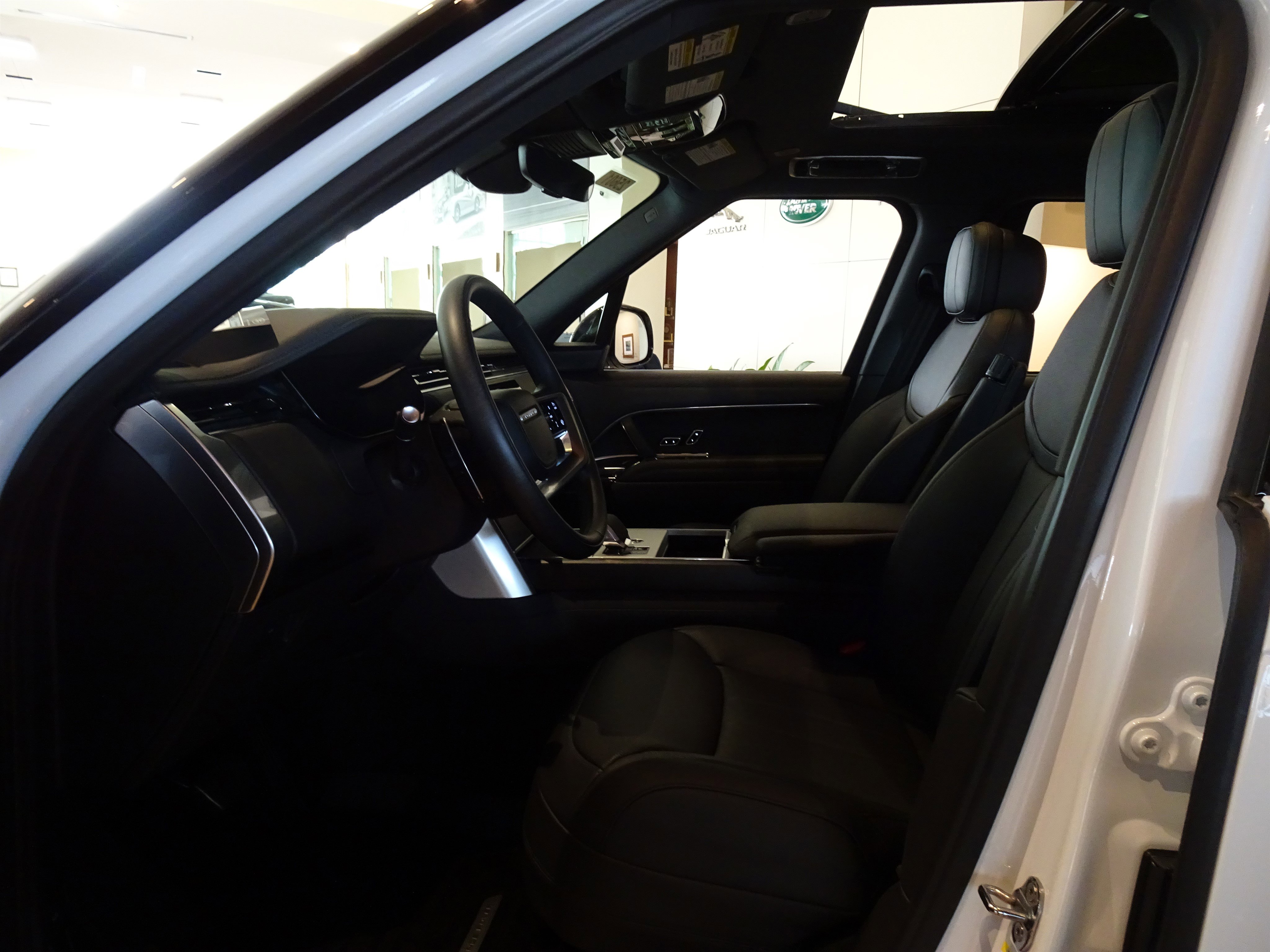 New 2025 Land Rover Range Rover Long Wheelbase SE image 2