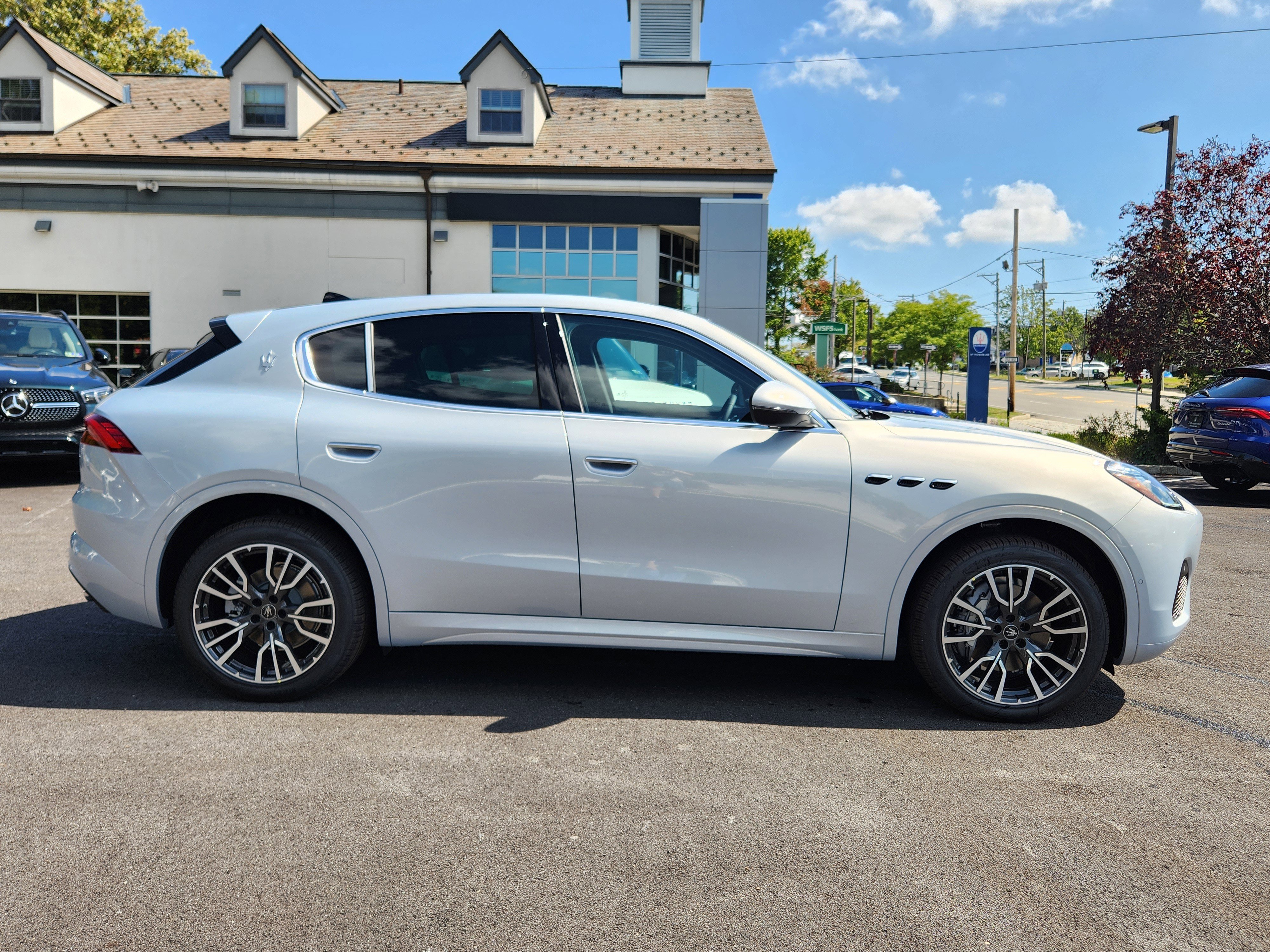 New 2025 Maserati Grecale GT image 6