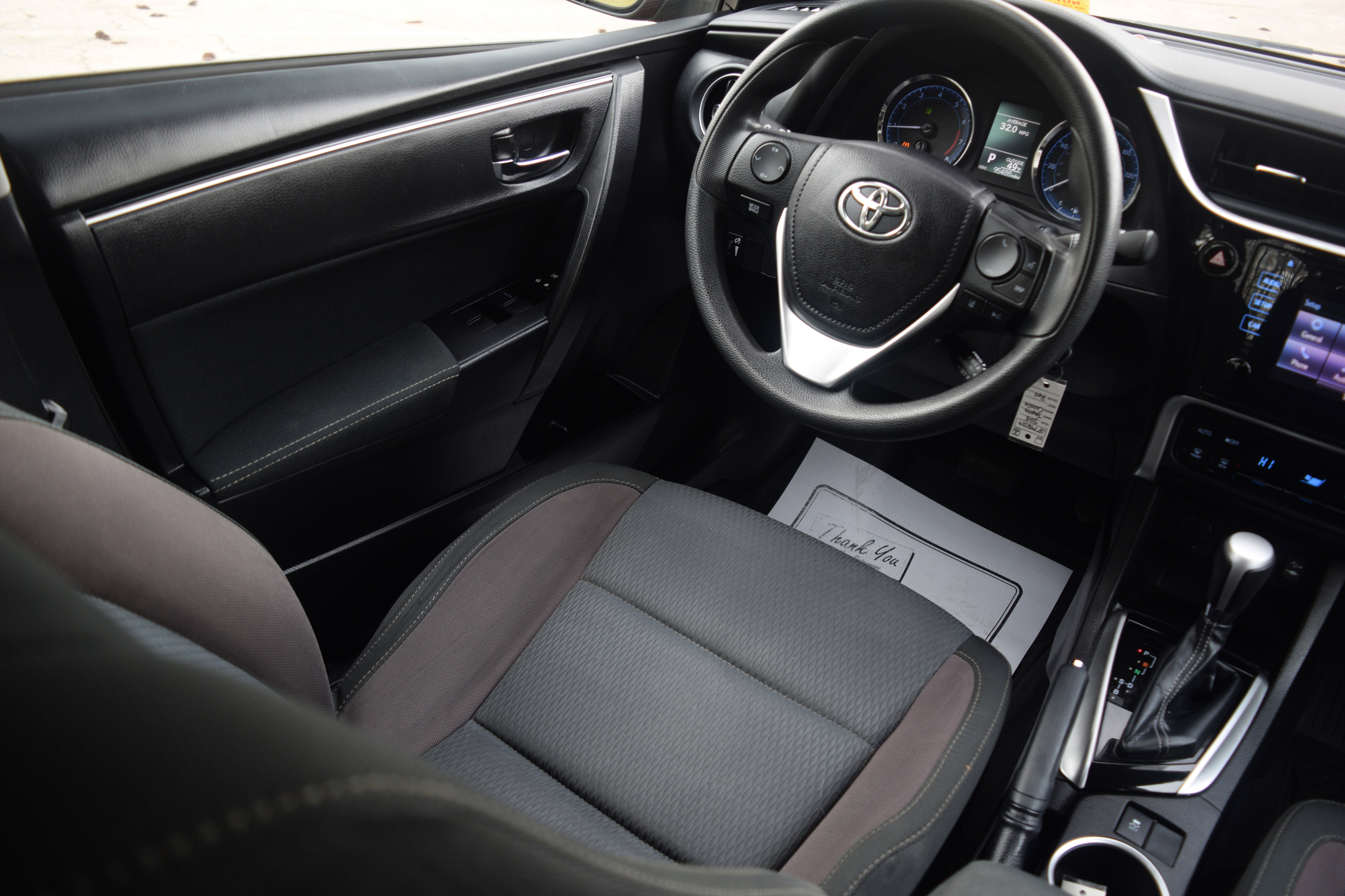 Used 2018 Toyota Corolla LE image 2