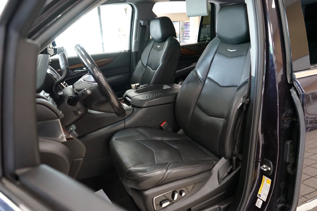 Used 2018 Cadillac Escalade Luxury AWD/4WD image 3