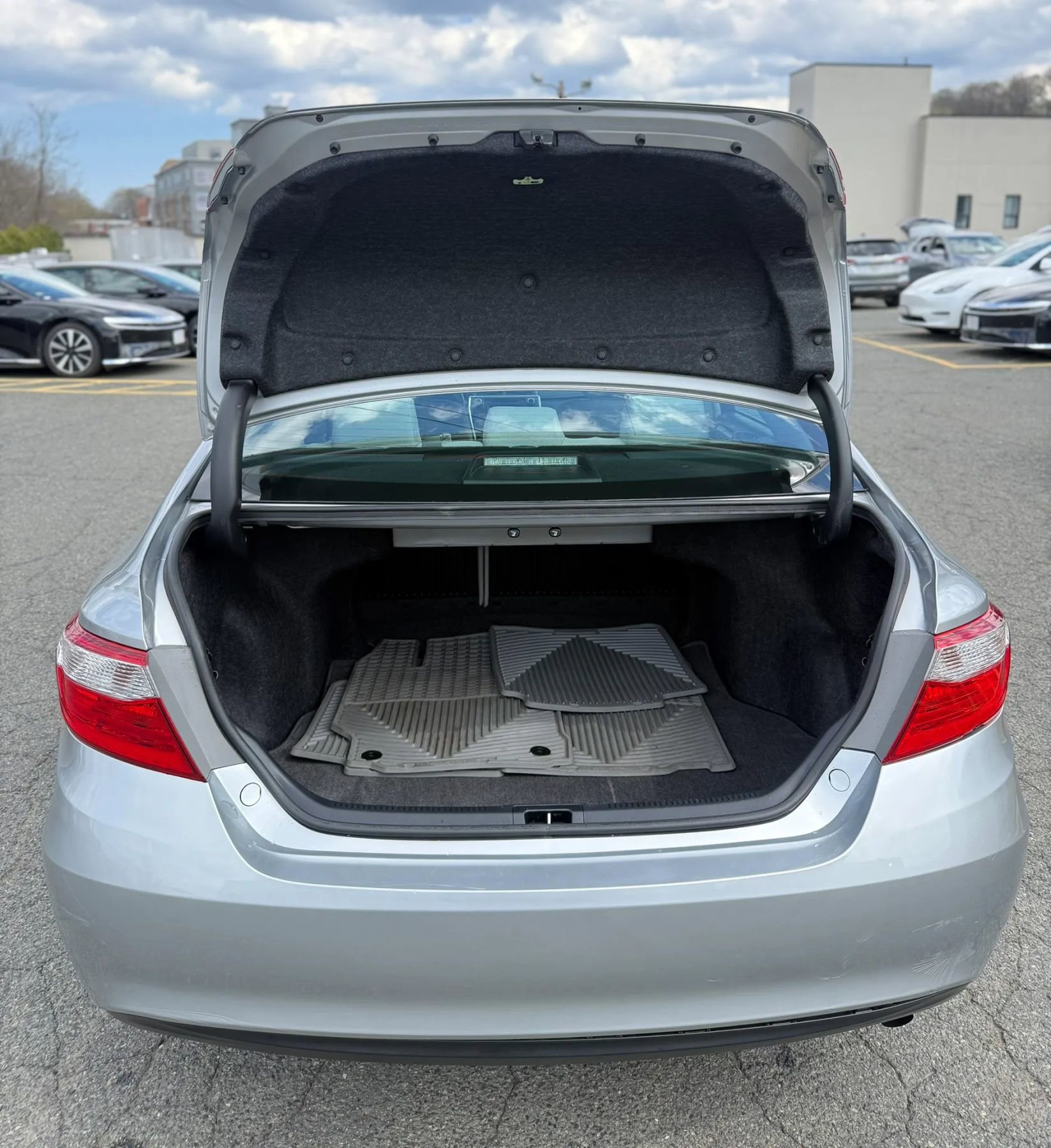 Used 2016 Toyota Camry LE FWD image 9