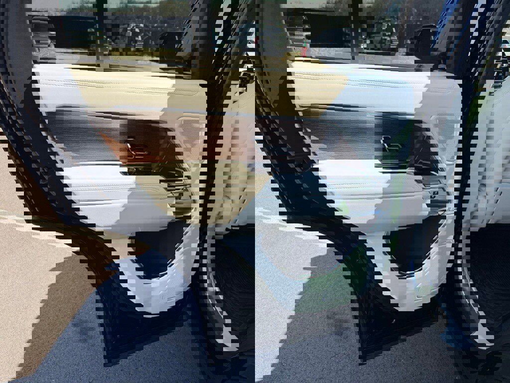 Used 2025 Land Rover Range Rover SE image 16