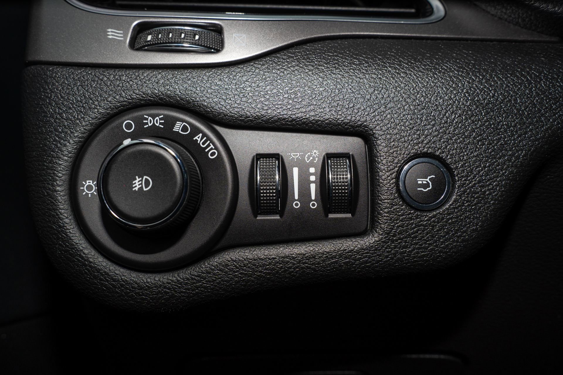 Used 2019 Jeep Cherokee Limited w/ Luxury Group image 30