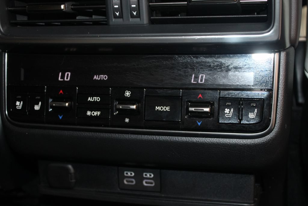 Used 2024 Lexus LX 600 4WD w/ Luxury Package image 36