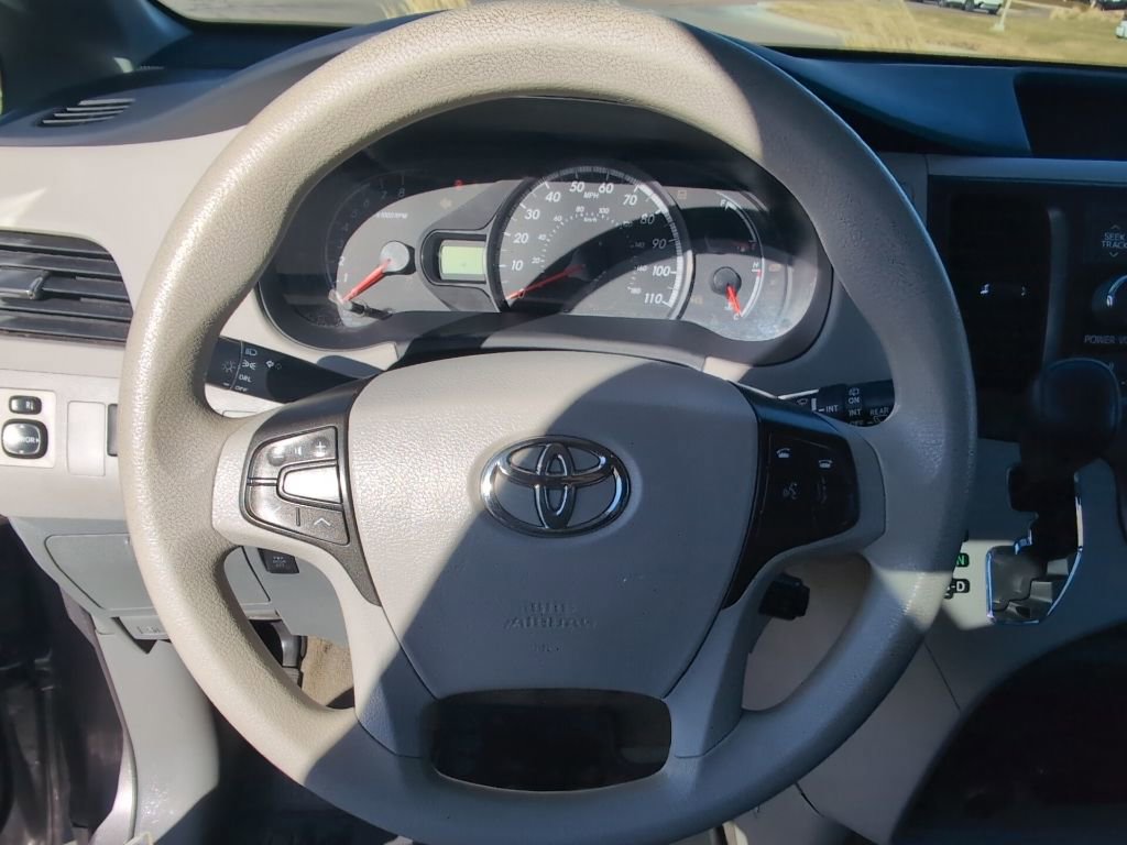 Used 2014 Toyota Sienna LE image 13