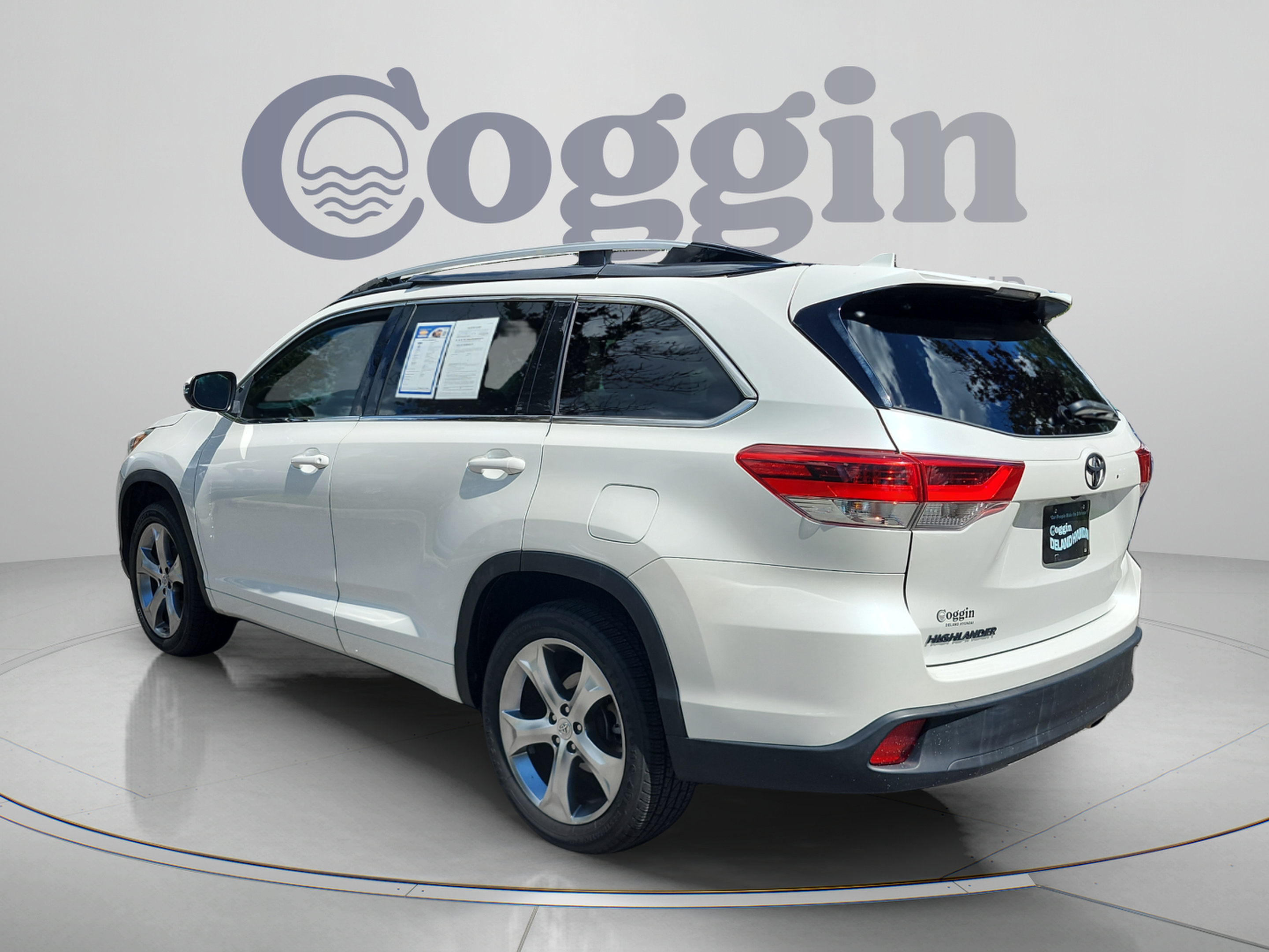 Used 2018 Toyota Highlander Plus FWD image 3