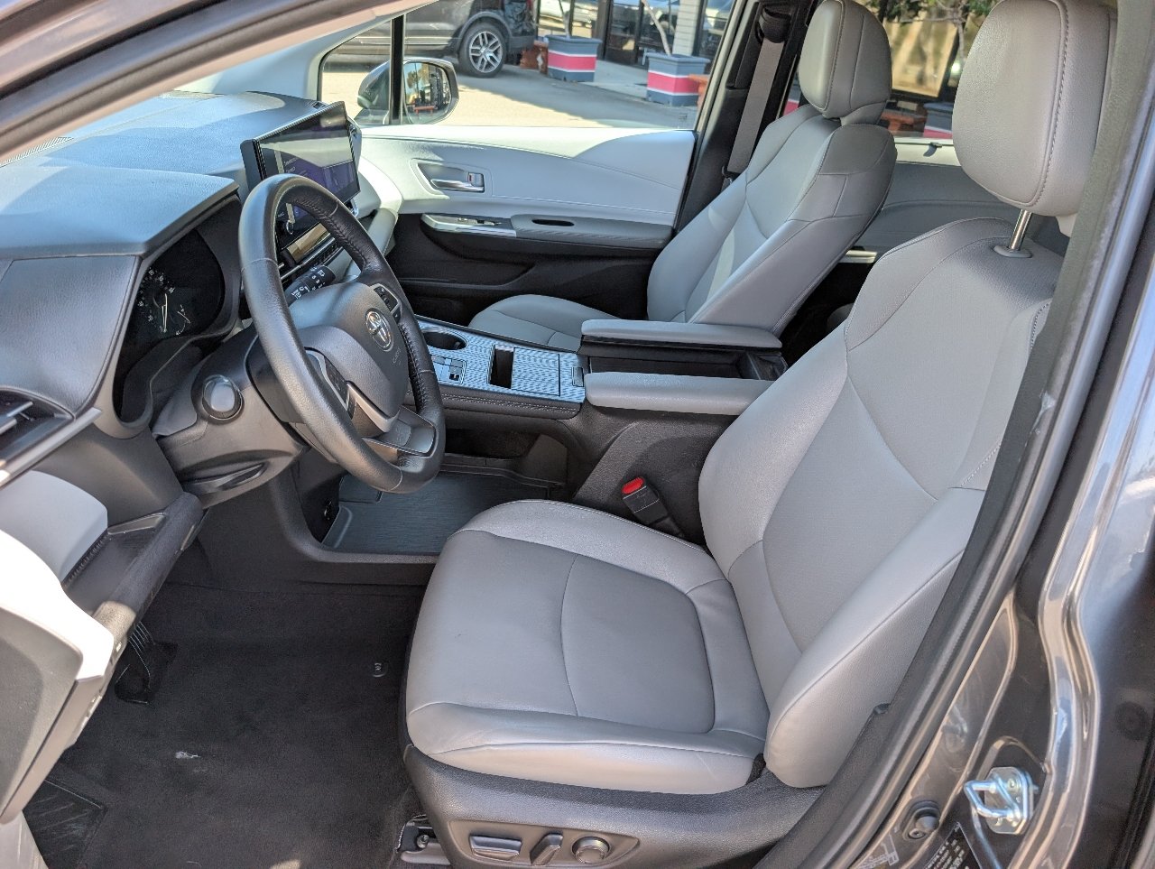 Used 2025 Toyota Sienna XLE FWD image 2