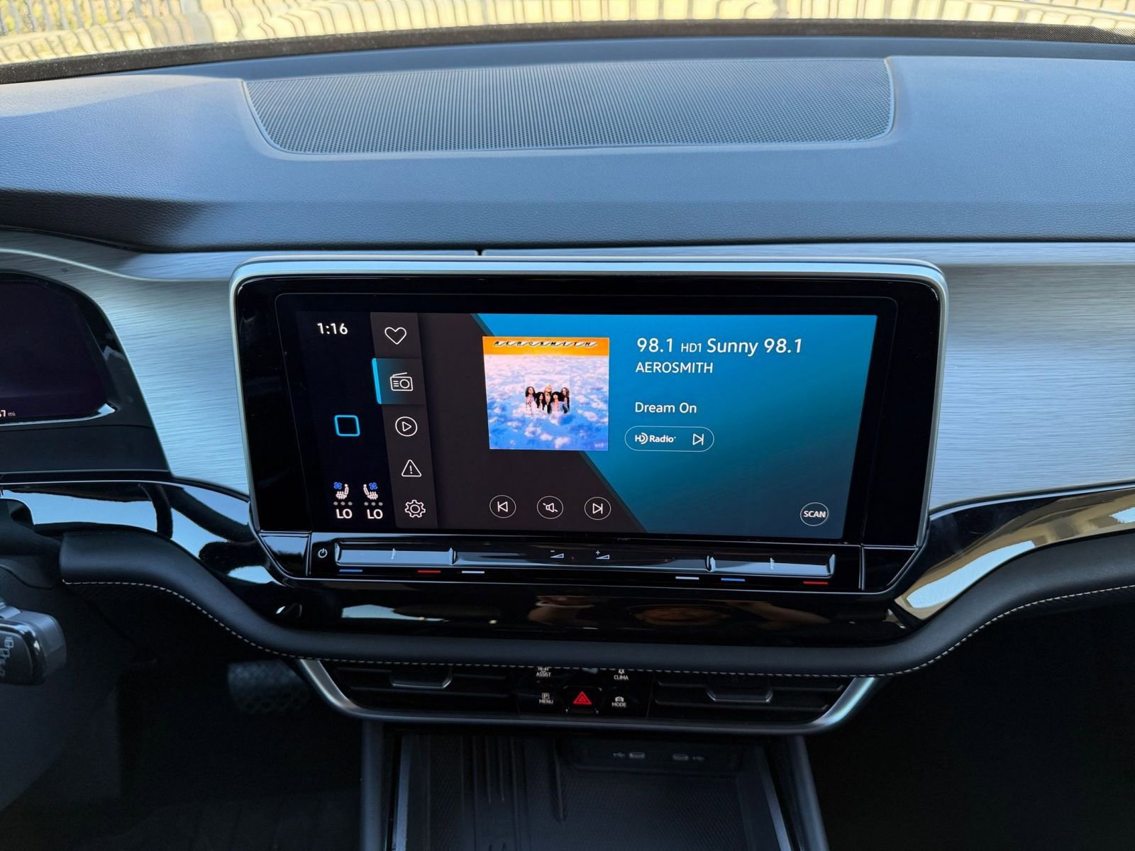 Used 2025 Volkswagen Atlas Cross Sport SE image 21