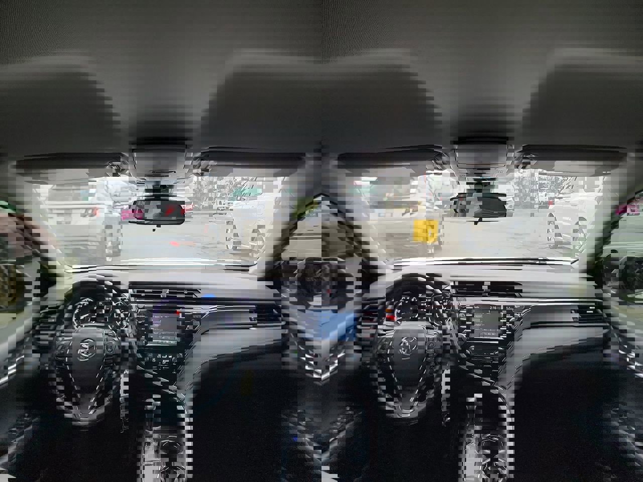 Used 2020 Toyota Camry SE image 25