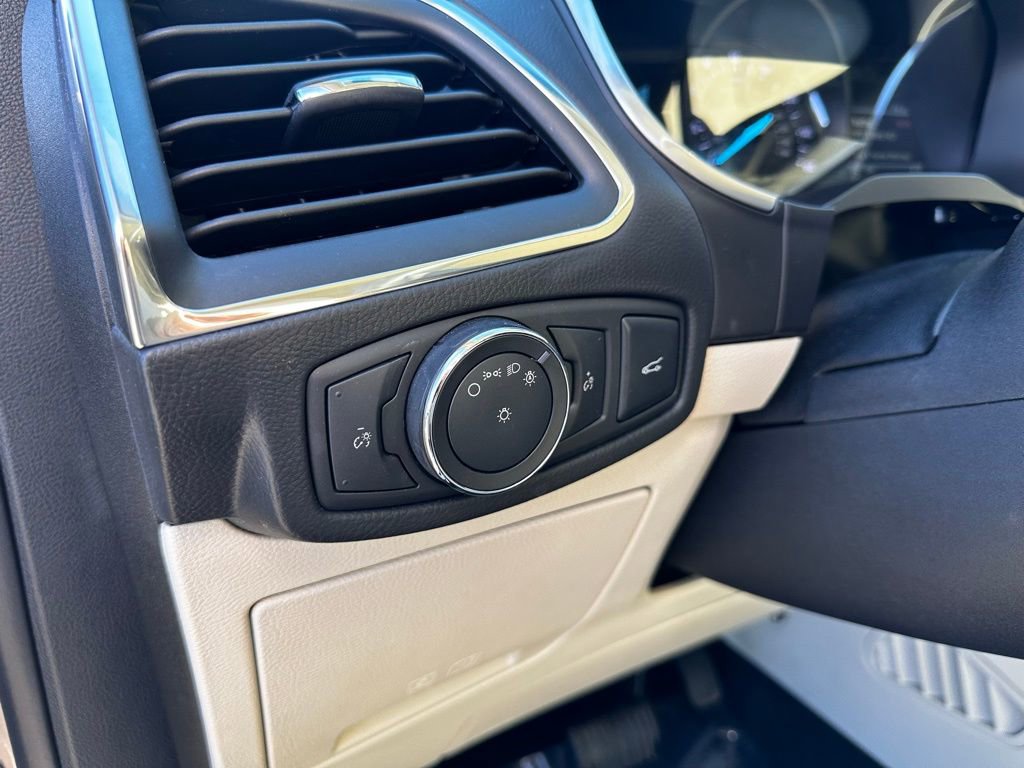 Used 2018 Ford Edge Titanium w/ Technology Package image 16