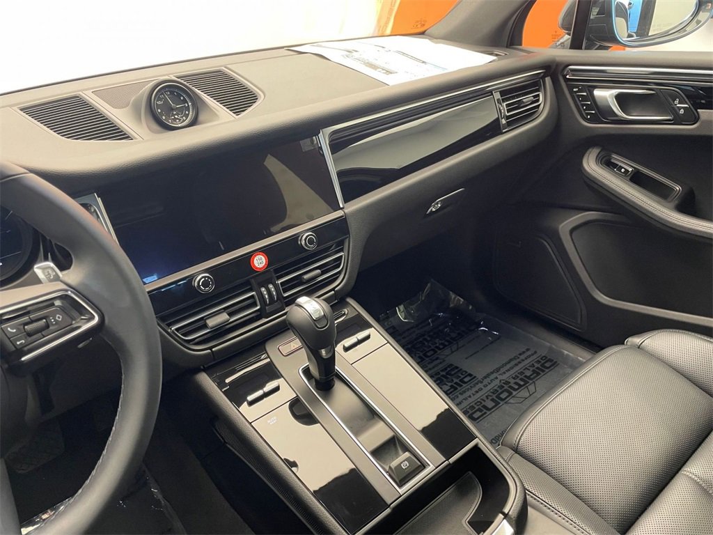 Used 2025 Porsche Macan image 12