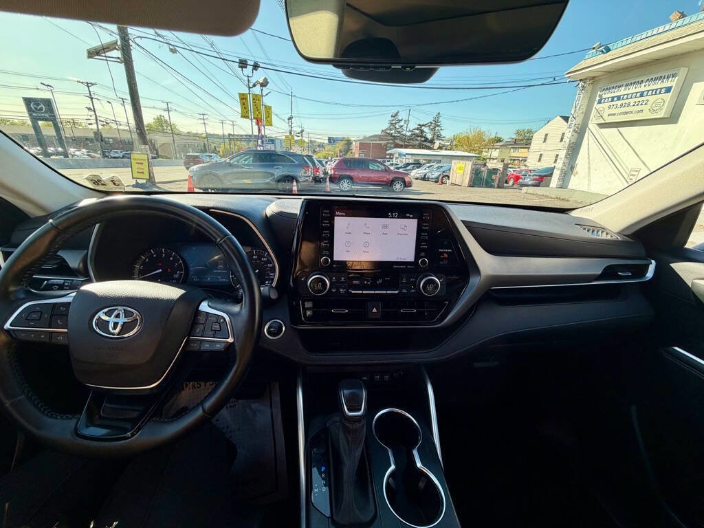 Used 2021 Toyota Highlander XLE AWD/4WD image 16