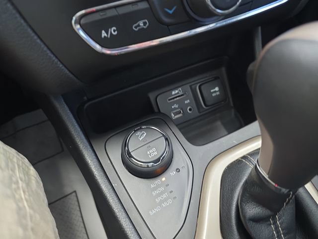 Used 2017 Jeep Cherokee Limited w/ Luxury Group image 21