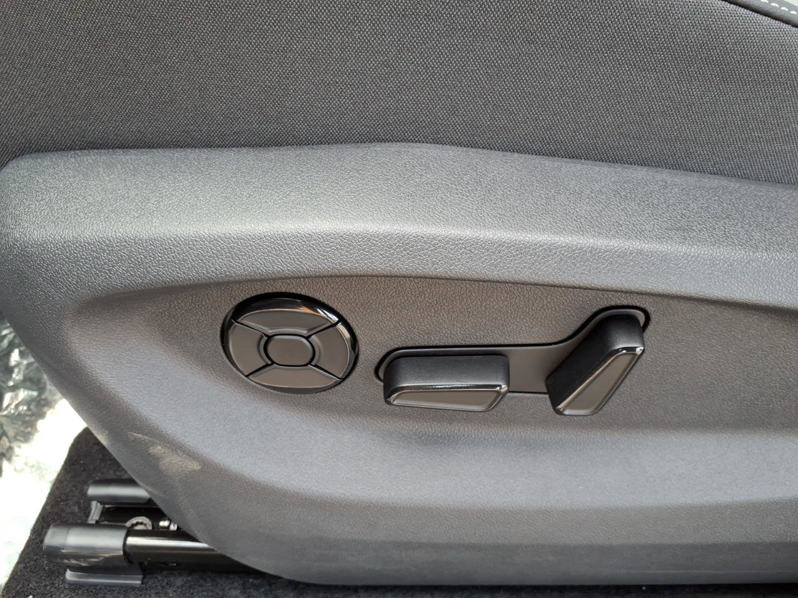 New 2026 Volkswagen Tiguan SE image 9