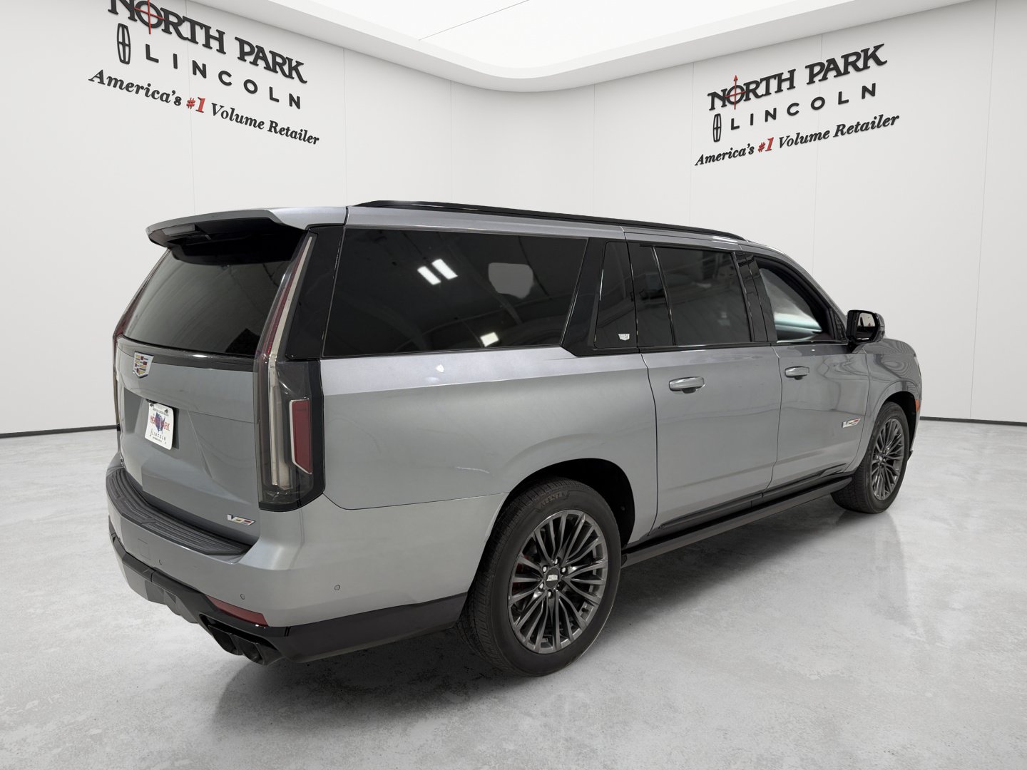 Used 2023 Cadillac Escalade ESV V AWD/4WD image 5