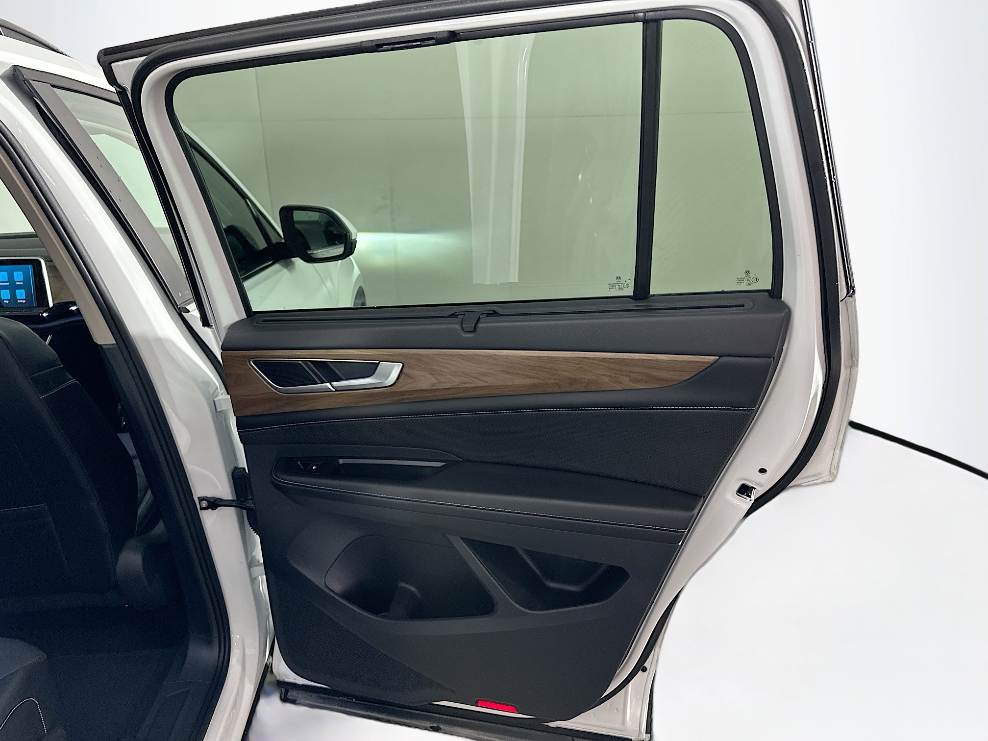 Used 2025 Volkswagen Atlas SE image 32