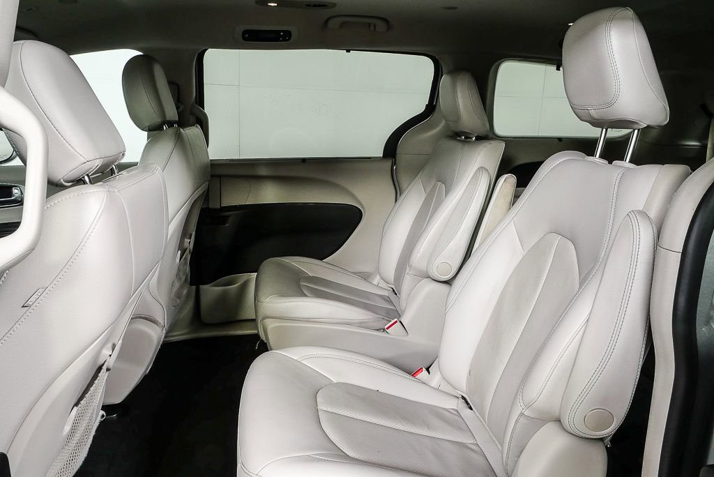 Used 2018 Chrysler Pacifica Touring-L image 22
