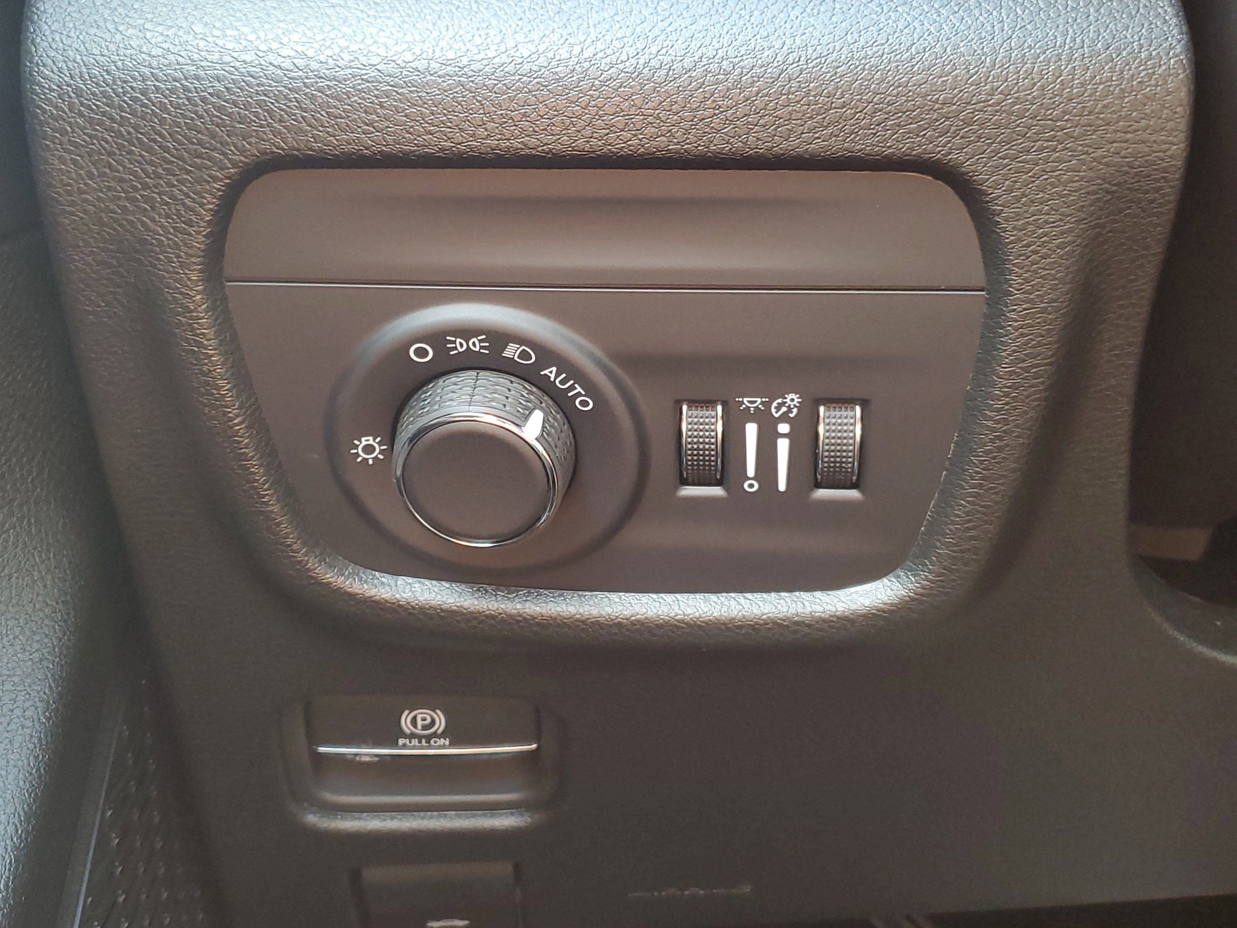 Used 2025 Jeep Grand Cherokee Laredo image 28